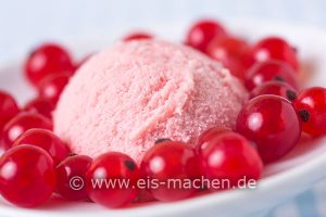 Read more about the article Eis-Rezept: Johannisbeereis mit roten Johannisbeeren