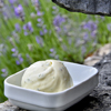 Read more about the article Eis-Rezept: Lavendel-Sahne-Eis mit frischem Lavendel selber machen
