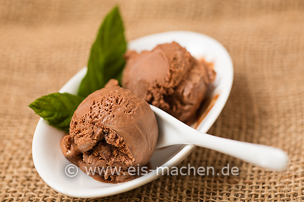 Eis-Rezept: Schokoladen-Minz-Eis selbst machen - Selbst Eis machen ...