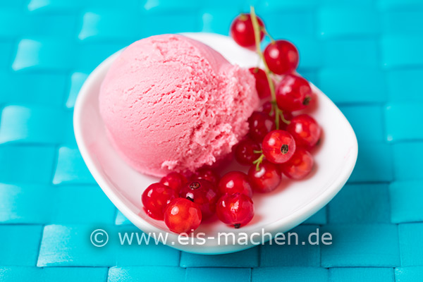Read more about the article Eis-Rezept: Rotes Johannisbeereis selbst machen ohne Eigelb